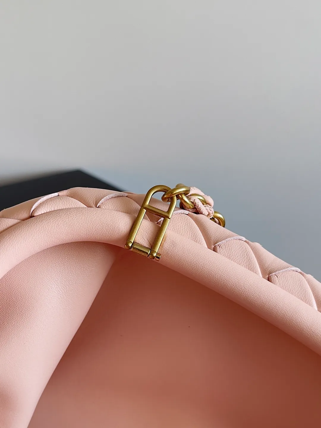 Batch 2260 BOTTEGA VENETA Lady's LAUREN CLUTCH Chain Clutch was inspired by 40 years ago. It is a perfect fusion of classic and modern bags. It is effortless and fashionable for any occasion and at any time. The newly added detachable metal chain allows people to have more ways to carry it. It is grand and elegant. Style No.: 785807 Size: 31.5*16.5*11cm